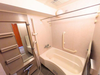 浴室には手すりが設置されており、ご年配の方やお子様にも安心。