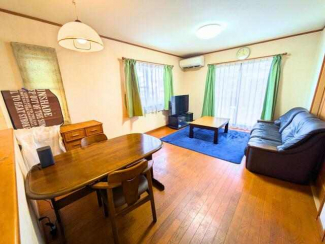 二面採光のリビング。ソファ・テレビ・ダイニングが無理なく置け