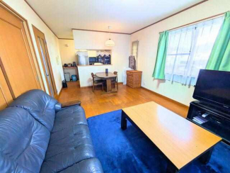 リビング別角度。対面カウンター越しにキッチンが見えるため、配