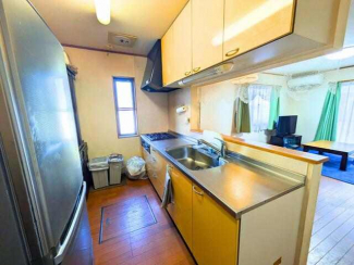 壁付けキッチンはワークトップが長く、同時調理や盛り付けがしや