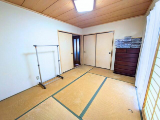 １階和室。押入れ付きで布団や季節物の収納に便利。