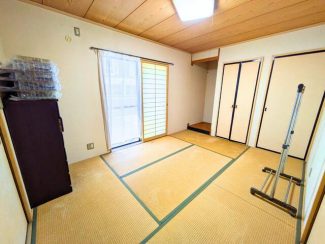 和室別角度。窓から柔らかな日差しが差し込みます。