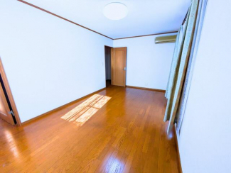 ２階洋室。シンプルな長方形で家具配置がしやすい形。