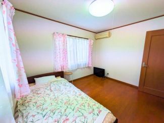 ベッドを置いても回遊スペースが確保しやすく、テレビボードや本