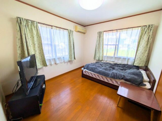 落ち着いた色味の床材で寝室に適した印象です。