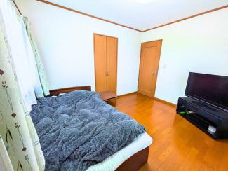 ベッドとテレビを置いても動線にゆとり。収納付きで日常の片付け