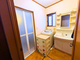 窓付きで換気しやすい空間。洗面台と洗濯機置き場を一直線に配置