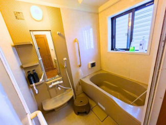 ゆったりとしたバスタブに手すりを設置。窓からの採光と換気で入