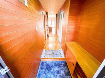玄関から続く廊下は木目調のデザインで統一されており、あたたか