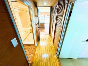 浴室からキッチン、リビングまでが一直線に続く導線で、日々の家