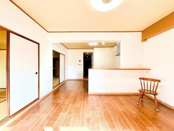 リビングと隣接した和室は、扉を開けることでひと続きの空間とし