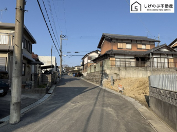 前面道路は約6ｍの広さがございます。車庫入れもスムーズに行えます。
