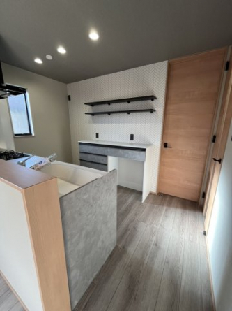ハイフロアキャビネットが付いて小家電が置けます