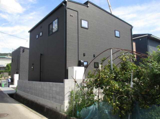 裏から見ても落ち着いた雰囲気の外観です