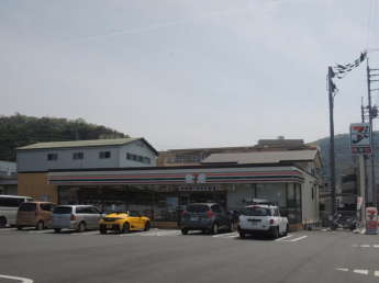 セブンイレブン八幡浜産業通店まで1357m