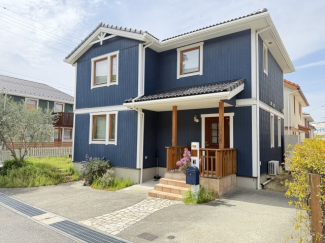 しっかりとした造りの外観は、安心感を与える堅牢なデザインです。長く住み続けられる住まいです