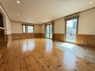 約23.4帖のリビングダイニング。ソファ、ダイニングテーブルを置いても十分な広さがあります。大きな窓がありリビング全体が明るく過ごしやすいです。