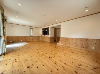 広々としたリビング。家族そろって快適な時間をお過ごしください！