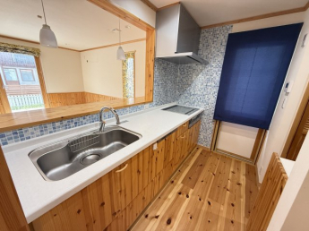 キッチンは家族の絆を育む大切な空間。シンプルで使い易いシステムキッチンで愉しく作る料理は愛情のある美味しいご馳走に。会話の弾む対面キッチン。