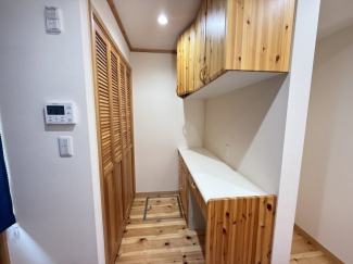 収納棚付きで調理器具や食器もスッキリ収納できます！