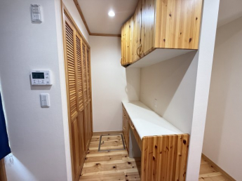 収納棚付きで調理器具や食器もスッキリ収納できます！