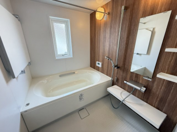 追い焚き機能付きの浴室は、毎日快適なバスタイムをお楽しみいただけます。一日の疲れを癒す空間としてご活用ください。