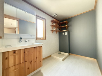 衣服の着脱が楽にできる広さの脱衣所です♪