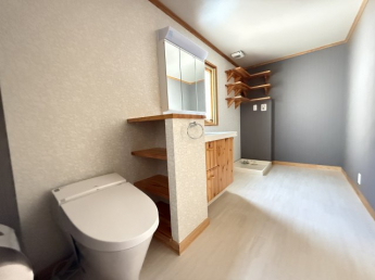 トイレ・洗面台、洗濯機置き場が並ぶ脱衣室。