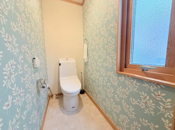 お掃除しやすい素材と機能にこだわった、シャープなフォルムのトイレはいつまでもキレイが続きます。