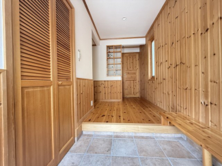 住まう人も来客も入った時にワクワクさせてくれるオシャレな玄関。収納もたっぷりあるので、靴がたくさんあっても安心！