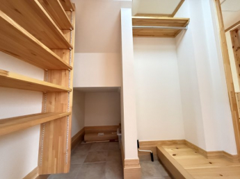 玄関にシューズクローゼットを設けているため、玄関周りをスッキリ片付けることができ靴の収納には困りません。