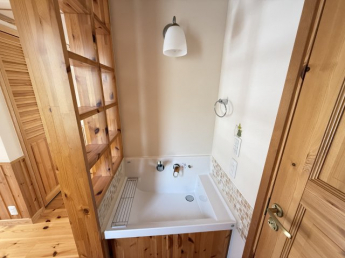 玄関ホールにある独立洗面台。