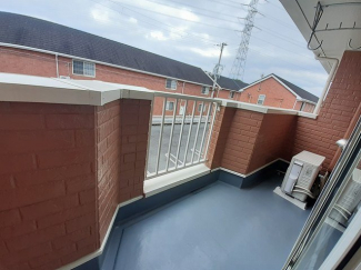 暖かな日差しのふりそそぐバルコニー