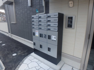 集合ポストと宅配ボックスです