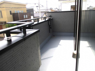物干し竿も掛けれます、明るくて広いです