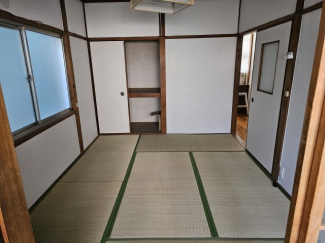 階段下に押入収納がございます。