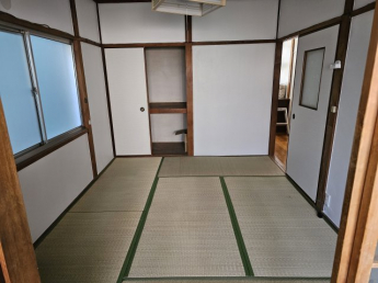 階段下に押入収納がございます。