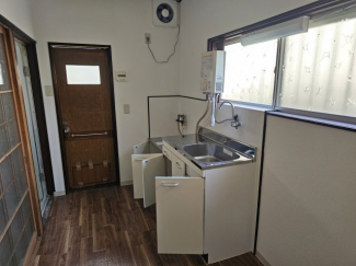 コンパクトなキッチン。ガスコンロは借主負担で設置可能です。