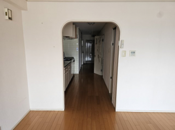 リビングダイニングからのキッチン風景