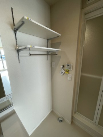 稼働棚のある室内洗濯機置き場です