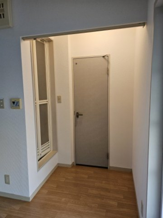 脱衣所です。カーテンで仕切ることが出来ます