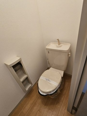 小物とトイレットペーパーのストックも置けるホルダーです