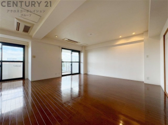 約27帖の広々としたLDKになります。南東向きバルコニーに面しており、明るい日差しがたっぷりと入ります♪