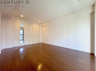 約10.5帖の広々とした洋室には収納スペースも確保されており、主寝室としての利用にも大変便利です。