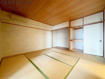 約8帖の広々とした和室で、押入れ天袋に床の間もある本格的な和室です♪