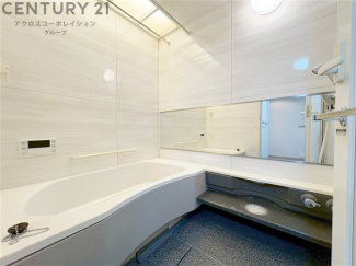 広々としたユニットバスはワイドミラー付きでシンプルな設計と使いやすさを備え、簡便なメンテナンスが可能です。また小物置き場もあり便利です。