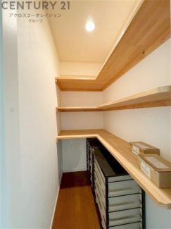 棚付きの納戸は、ご家族皆様の様々な収納に大変便利です♪