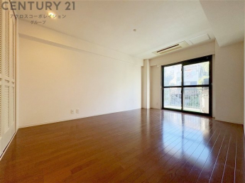 寝室…リラックスできるプライベート空間で、快適な睡眠をサポート。個人の好みに合わせたインテリアや寝具で心地良さを追求。プライベートな時間を過ごし、リフレッシュする場所におすすめです。