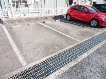 車をお持ちの方に嬉しい駐車場付きの物件です