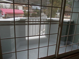 暖かな日差しのふりそそぐバルコニー